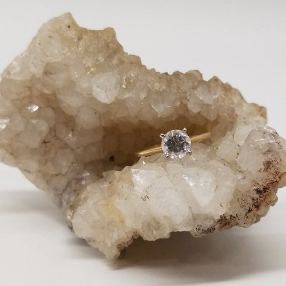 Gorgeous Delicate 10K Gold CZ Diamond Ring Size 7 - Picture 2 of 6